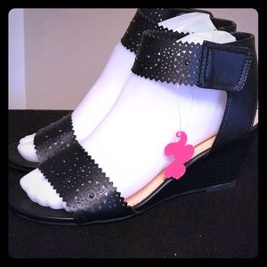 New XOXO Sallie Perforated Wedge Sandals 5.5M
